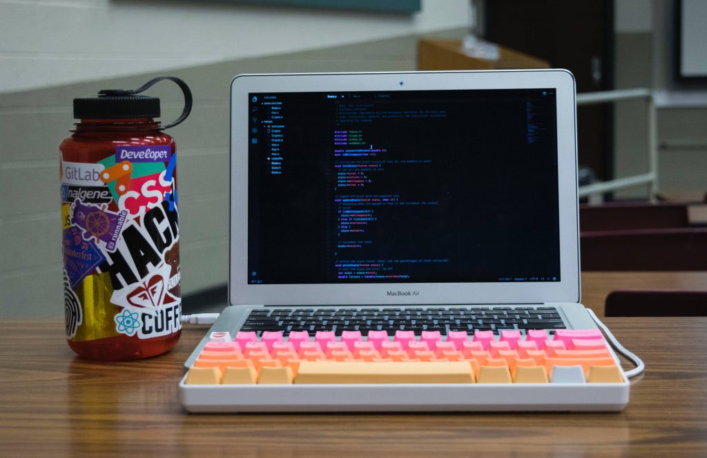 ordinateur portable avec code et clavier supplémentaire coloré